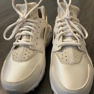 Nike Air Huarache Size 9 Pearl color